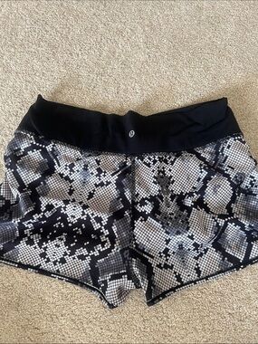 lululemon athletica Black & Gray Snake-Print Athletic Shorts